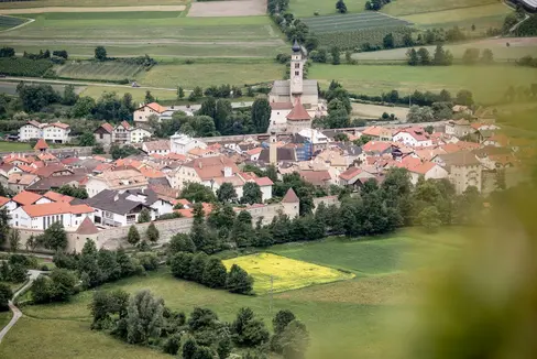 Per rappresentare gli interessi dei ricorrenti nei confronti dell'amministrazione comunale più piccola dell'Alto Adige, la Giunta provinciale ha nominato oggi (28 febbraio) una cittadina e due cittadini di Glorenza nella propria commissione. (Foto: IDM Alto Adige/Angelika Schwarz)