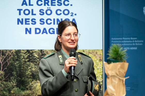 Vitalität und Stabilität des Waldes fördern: Försterin Teresa Staffler von der Forststation Sarntal bei der Vorstellung der Kampagne Waldatem - respiro del bosco - fla dl bosch (Foto: LPA/Fabio Brucculeri)