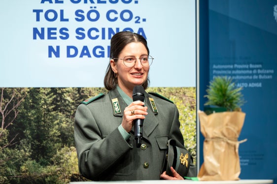 Vitalität und Stabilität des Waldes fördern: Försterin Teresa Staffler von der Forststation Sarntal bei der Vorstellung der Kampagne Waldatem - respiro del bosco - fla dl bosch (Foto: LPA/Fabio Brucculeri)