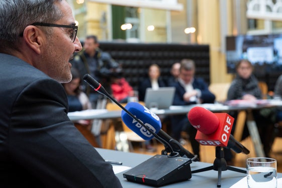 Il Presidente Arno Kompatscher durante il suo intervento nell'odierna conferenza di fine anno con i media. (Foto: ASP/Fabio Brucculeri)