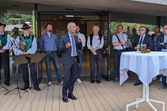 Landesrat Peter Brunner bei der Eröffnungsfeier: Das Naturparkhaus ist eine großartige Möglichkeit, die Vielfalt und Schönheit Südtirols zu erleben. (Foto: LPA/Vera Brunetti)
