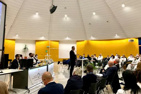 Ieri (3 novembre) il presidente della Provincia ha visitato l'ospedale di Bolzano e dialogato con dirigenti e dipendenti della struttura sanitaria provinciale. (Foto: ASP)