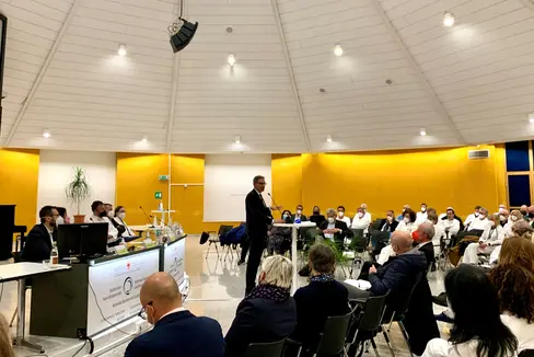 Gestern (3. November) hat der Landeshauptmann das Krankenhaus Bozen besucht und sich mit Mitarbeiterinnen und Mitarbeitern über aktuelle Themen und Herausforderungen unterhalten. (Foto: LPA)