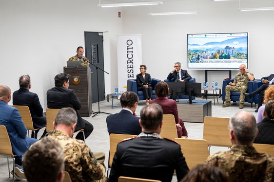 L'evento di presentazione degli interventi alla Caserma Lugramani svoltasi alla presenza, del direttore dell'Agenzia del Demanio dal Verme, del presidente Kompatscher, del capo di Stato Maggiore Masiello e del segretario generale della Difesa Mattei. (Foto: USP/Fabio Brucculeri)