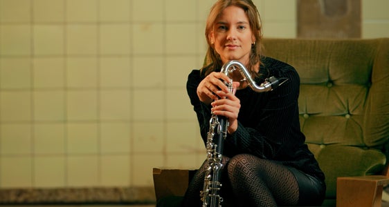 Belinda Miggitsch, al clarinetto basso, rappresenta la componente tirolese dell’ensemble musicale euregionale. (Foto: Weber)