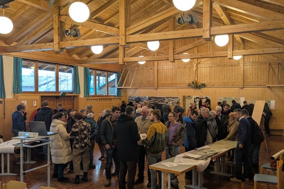Die Technikerinnen und Techniker hatten nach der grundsätzlichen Zustimmung des Gemeinderates zur Umfahrung die Unterlagen visuell so vorbereitet, dass sich die Bevölkerung beim Info-Day am 26. März ein Bild von dem Projekt machen konnte. (Foto: LPA/Ingo Dejaco)
