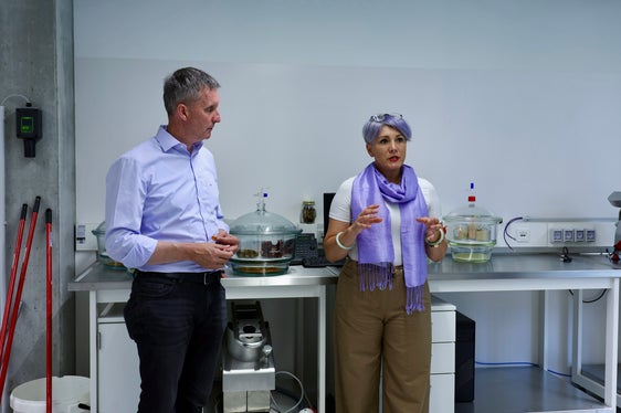 Landesrat Luis Walcher mit der Leiterin der Arbeitsgruppe Obst- und Gemüseverarbeitung Elena Venir: In diesem Labor werden unter anderem auch die chemisch-physikalische und mikrobiologische Stabilität von Lebensmitteln sowie die thermo-physikalischen und mechanischen Eigenschaften der einzelnen Zutaten und der Endprodukte untersucht. (Foto: LPA/Sabine Pitscheider)