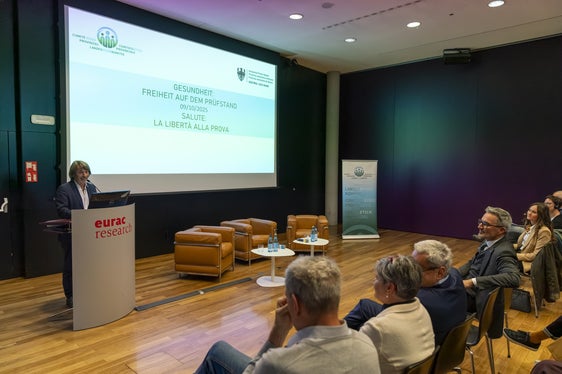 Fragen zu den Grundwerten wie Gesundheit und Freiheit sollten gerade in Zeiten rasanter medizinischer und technologischer Entwicklungen offen und respektvoll diskutiert werden, sagt Gesundheitslandesrat Hubert Messner beim Auftakt der Veranstaltungsreihe des Landesethikkomitees Gesundheit: Freiheit auf dem Prüfstand. (Foto: LPA/Daniel von Johnston)