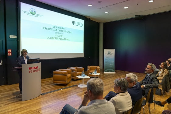 L'assessore alla Prevenzione sanitaria e Salute Hubert Messner ha sottolineato l'attualità e l'importanza sociale del tema: “La salute e la libertà sono valori fondamentali che godono di grande importanza nella nostra società, ha detto. (Foto: USP/Daniel von Johnston)