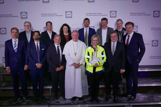 Kompatscher (primo da sinistra) e Alfreider (ottavo da sinistra) alla cerimonia di apertura del più lungo tratto del Tunnel di base del Brennero sul lato nordtirolese (Foto: ASP/Ingo Dejaco)