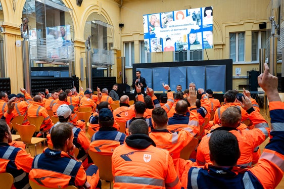 Amtsdirektor Sölva führte durch die Feierstunde und erinnerte daran, dass noch weitere Mitarbeiter auch für andere interessante Bereiche der Landesverwaltung gesucht werden. (Foto: LPA/Fabio Brucculeri)