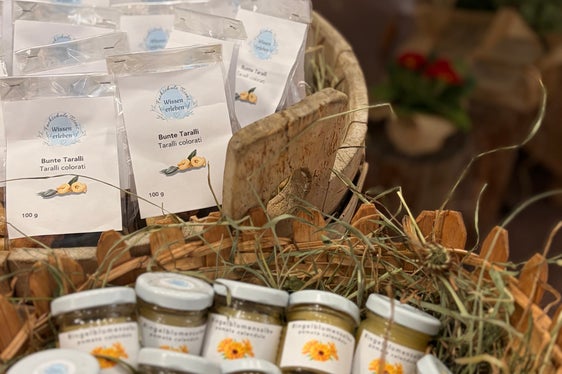 Durante l'Avvento, la cooperativa studentesca ha iniziato i preparativi per il negozio del maso, che si è rivelato molto popolare con la sua gamma di prodotti diversi. (Foto: Scuola professionale per l'economia domestica e agroalimentare Tesimo)