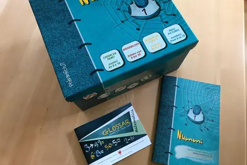 Valigia didattica Nummi con quadri numerici, eserciziario e glossario per facilitare l’apprendimento e l'insegnamento della matematica nella scuola primaria ladina. (Foto: ASP/Direzione Istruzione, Formazione e Cultura ladina).