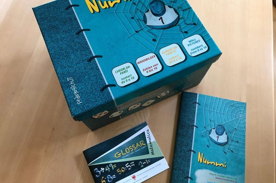 Valigia didattica Nummi con quadri numerici, eserciziario e glossario per facilitare l’apprendimento e l'insegnamento della matematica nella scuola primaria ladina. (Foto: ASP/Direzione Istruzione, Formazione e Cultura ladina).