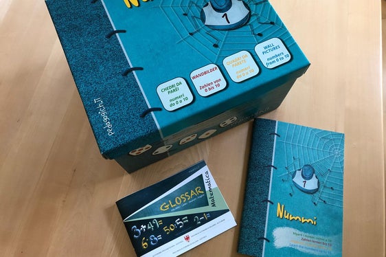 Valigia didattica Nummi con quadri numerici, eserciziario e glossario per facilitare l’apprendimento e l'insegnamento della matematica nella scuola primaria ladina. (Foto: ASP/Direzione Istruzione, Formazione e Cultura ladina).