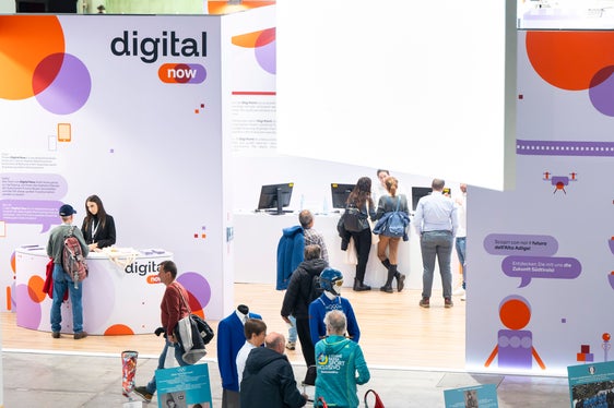 In Violett und Rot präsentiert sich die Dachmarke für sämtliche Digitalisierungsprojekte der Südtiroler Landesverwaltung. (Foto: LPA/Fabio Brucculeri)