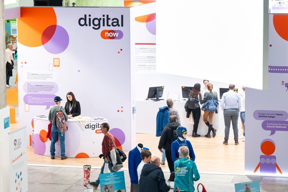 Il viola simboleggia la saggezza, mentre il rosso richiama il colore dell'Amministrazione provinciale. Alla Fiera d’Autunno, la Provincia autonoma di Bolzano e Informatica Alto Adige SpA (IAA) hanno presentato la nuova identità aziendale di “Digital Now”. (Foto: USP/Fabio Brucculeri)