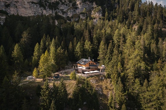 Mit Fördergeldern sollen die Sicherheit im Gebirge, der Erhalt der alpinen Infrastruktur und eine nachhaltige touristische Nutzung langfristig gewährleistet werden; im Bild die Überetscher Hütte am Roen. (Foto: LPA/Betreiber Überetscher Hütte)