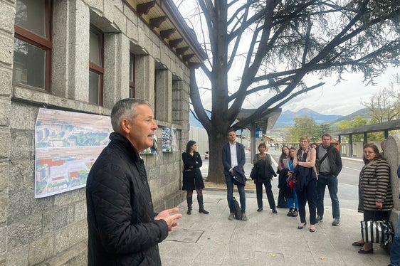 L'intervento del sindaco di Bressanone Peter Brunner in occasione della visita del Comitato di sorveglianza del FESR al Centro di mobilità (Foto: STA - Strutture Trasporto Alto Adige SpA)