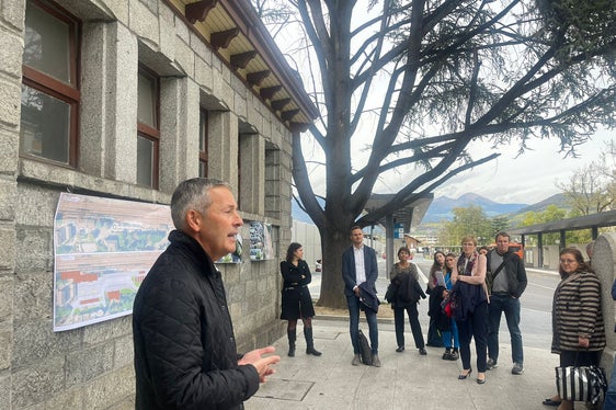 L'intervento del sindaco di Bressanone Peter Brunner in occasione della visita del Comitato di sorveglianza del FESR al Centro di mobilità (Foto: STA - Strutture Trasporto Alto Adige SpA)