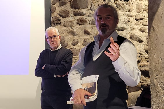 Maurizio Panizza, a sinistra, assieme allo storico trentino Renzo Tommasi. (Foto: Euregio/Armin Gluderer)