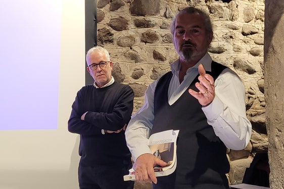 Maurizio Panizza, a sinistra, assieme allo storico trentino Renzo Tommasi. (Foto: Euregio/Armin Gluderer)