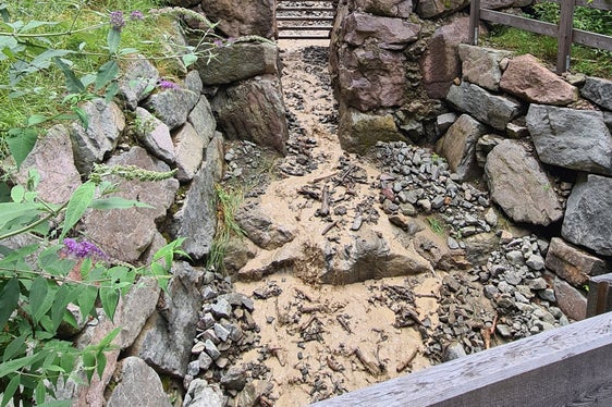 Das vor drei Jahren errichtete Rückhaltebecken im Streitmoserbach bei Blumau hat sich zum wiederholten Mal bewährt und das Geschiebematerial infolge eines Unwetters zurückgehalten. (Foto: LPA/Landesamt für Wildbach- und Lawinenverbauung Süd)