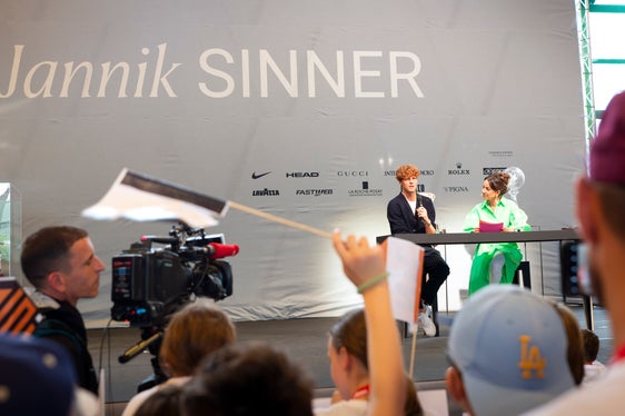 Im Gespräch mit Moderatorin Christine Lasta erzählte Sinner von seinen Anfängen im Tennis. (Foto: LPA/Fabio Brucculeri)