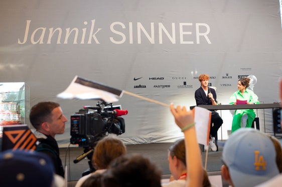 Il confronto sul palco. Jannis Sinner durante il suo discorso tenuto davanti a oltre 400 piccole tenniste e tennisti presenti alla grande festa tenutasi a Sesto. (Foto: ASP/Fabio Brucculeri)