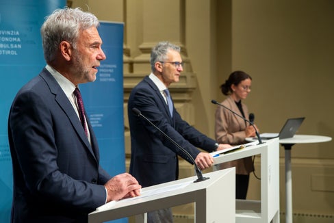 La foresta è importante per ciascuno di noi. L'agenda forestale 2030 è stata presentata oggi (30 marzo) dall'assessore Arnold Schuler e dal direttore della Ripartizione foreste, Günther Unterthiner durante una conferenza stampa in cui si è cercato di illustrare i sette campi d'azione per il 2030 (Foto: ASP/Fabio Brucculeri)