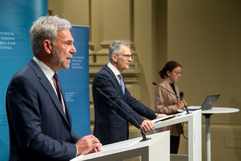 Der Wald ist wichtig für jeden von uns - heute und morgen: Die Waldagenda legt sieben Handlungsfelder fest, in denen bis 2030 Maßnahmen gesetzt werden sollen. Landesrat Arnold Schuler (l.) und Günther Unterthiner, Direktor der Landesabteilung Forstwirtschaft, stellten sie bei einer Pressekonferenz vor. (Foto: LPA/Fabio Brucculeri)