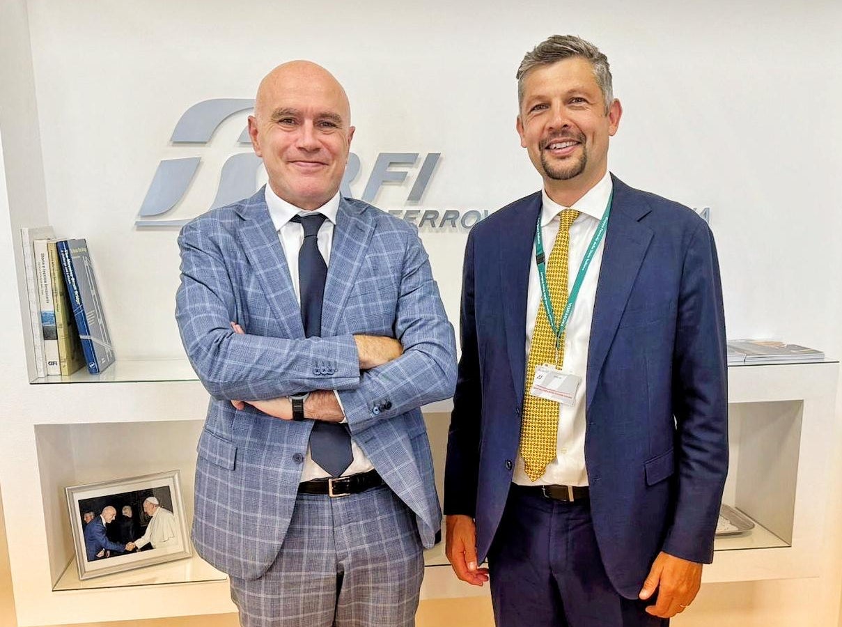 La foto al termine del primo incontro ufficiale tra l’assessore provinciale alla Mobilità della Provincia autonoma di Bolzano, Daniel Alfreider (a destra), e l’amministratore delegato e direttore generale di Rete Ferroviaria Italiana (RFI), Aldo Isi, in cui i due si sono confrontati sulle opere strategiche altoatesine. (Foto: USP/Dipartimento Infrastrutture e Mobilità)