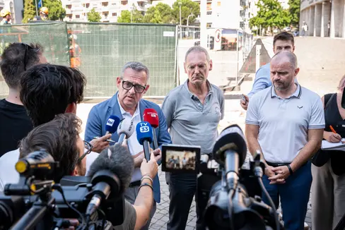 Hochbau-Landesrat Christian Bianchi (im Bild von links), der leitende Oberstaatsanwalt Axel Bisignano und Ressortdirektor Daniel Bedin bei der Pressekonferenz am Gerichtsplatz. (Foto: LPA/Fabio Brucculeri)