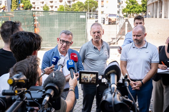 Un ringraziamento è arrivato dall'assessore Bianchi a tutti i soggetti che hanno risposto all'avviso pubblico, ma anche ai collaboratori, ai tecnici, ai professionisti e a tutte le maestranze. Durante il punto stampa, nella foto: l'assessore provinciale alle Opere pubbliche, alla Valorizzazione del patrimonio, al Catasto e al Libro Fondiario Christian Bianchi (a sinistra), il rispettivo direttore di Dipartimento Daniel Bedin (a destra) e il procuratore della Repubblica Axel Bisignano. (Foto: USP/Fabio Brucculeri)