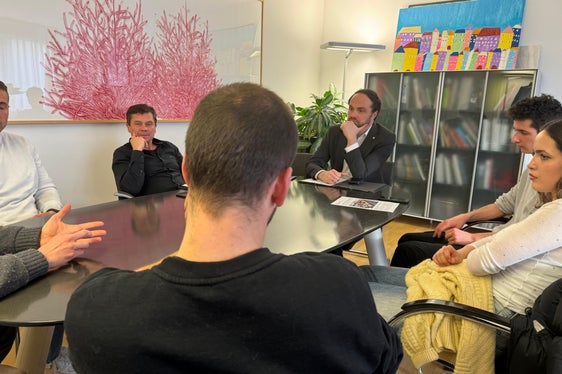 Un lavoro di rete concordato porterà a un centro di consulenza per l'organizzazione dei balli di maturità. L'assessore provinciale Achammer ha concordato con tutti i rappresentanti dei giovani che singoli incidenti non dovrebbero portare a un divieto generale di questi eventi. (Foto: USP/René Ploner)