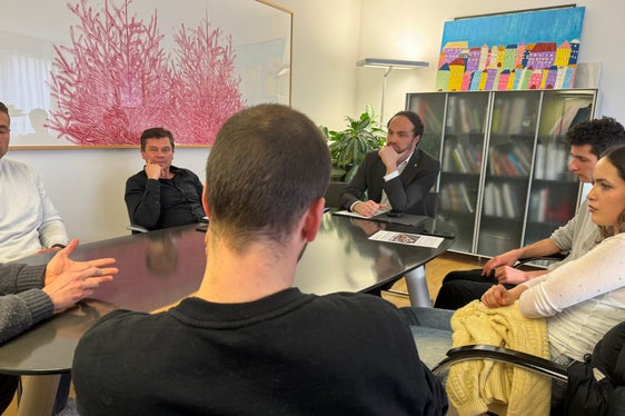 Gemeinsam wird an einer Beratungsstelle für die Organisation von Maturabällen gearbeitet, denn Landesrat Achammer ist sich mit den Vertretungen des Landesbeirates der Schüler, des Amtes für Jugendarbeit und der Forum Prävention einig, dass einzelne Vorfälle nicht zu einem generellen Verbot von Maturabällen führen dürfe. (Foto: LPA/René Ploner)