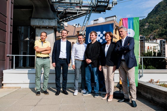 Musik und Mobilität reisen mit der Seilbahn (von links): Martin Fill, Präsident der Sta, Martin Vallazza, Direktor des Ressorts Mobilität und Infrastruktur, Joachim Dejaco, Sta-Generaldirektor, der Pianist Filippo Gorini, Patrizia Spadafora und Peter Paul Kainrath, Präsidentin und künstlerischer Leiter der Busoni-Mahler-Stiftung. (Foto: LPA/Ivan Brentegani)