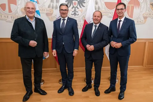 Da sinistra il ministro dell'Interno bavarese Joachim Herrmann, il presidente della Provincia Arno Kompatscher, il vice presidente del Land Tirol Josef Geisler e il presidente del Land Vorarlberg Markus Wallner si sono incontrati per un colloquio nel monastero di Novacella. (Foto: USP/Bernhard Aichner)
