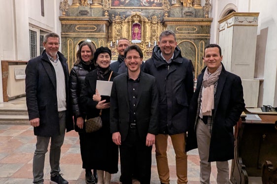 Da man ciampa a man dërta: Carlo Suani, Sara Runggaldier, Veronika Lochmann, diretur dla Repartiziun Aministraziun Scora y Cultura, Mathias Stuflesser, professur universitar de Musiga Sacra, Manuel Schuen, assessur provinzial ala Formaziun y Cultura ladina, Daniel Alfreider, diretur dl Departimënt Intendënza y Cultura ladina, André Comploi. (Foto: USP/Intendënza y Cultura ladina)