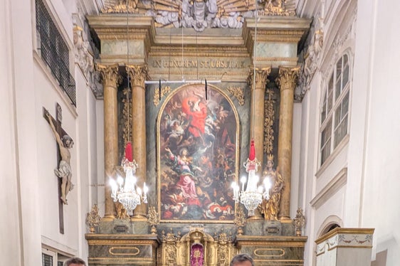 Da sinistra a destra: Carlo Suani, Sara Runggaldier, Veronika Lochmann, Mathias Stuflesser, direttore della Ripartizione Amministrazione scuola e cultura ladina, Manuel Schuen, docente universitario di Musica sacra, Daniel Alfreider, assessore all'Istruzione, Formazione e Cultura ladina, André Comploi, direttore della Direzione Istruzione, Formazione e Cultura ladina (Foto: USP/Direzione Istruzione, Formazione e Cultura ladina)