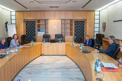 Il presidente della Provincia, Arno Kompatscher e l'asssessora Waltraud Deeg a colloquio con i rappresentanti dell'associazione Sudtirolesi nel mondo (Foto: ASP/Fabio Brucculeri)