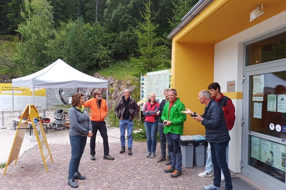 Besucherzentrum aufwerten: Landesrätin Hochgruber Kuenzer (l.) im Gespräch mit Bürgermeister Christoph Matzneller (ganz rechts), mit Bletterbach-Präsident Peter Daldos (3.v.r.) und Amtsdirektor Leo Hilpold (3.v.l.) sowie Technikern und Planern des Landes. (Foto: LPA)
