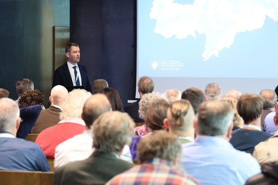 Il direttore del Dipartimento Infrastrutture e Mobilità Martin Vallazza ha rimarcato: “Abbiamo presentato numerose opportunità, dalla ferrovia alla mobilità ciclabile fino ai servizi digitali: strumenti pratici che i Comuni possono utilizzare da subito. Il nostro compito è accompagnarli e sostenerli, perché possano sviluppare in autonomia una mobilità sempre più sostenibile e vicina ai cittadini”. (Foto: USP/Ingo Dejaco)