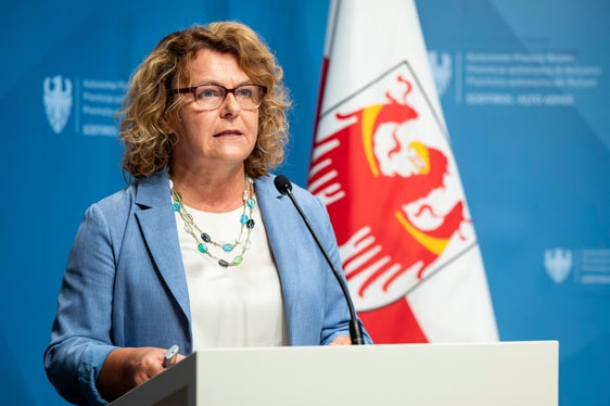 L'introduzione di una nuova classe ISEE è nell'interesse della giustizia sociale e ha lo scopo di fornire un sostegno migliore, soprattutto a quelle famiglie che si trovano appena sopra la soglia ISEE di 15.000 euro, afferma l'assessora provinciale Rosmarie Pamer. (Foto: USP/Fabio Brucculeri)