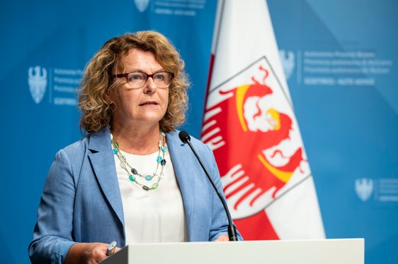 „Die Einführung einer neuen ISEE-Klasse erfolgt im Sinne der sozialen Gerechtigkeit und soll vor allem jene Familien, die knapp über dem ISEE-Grenzwert von 15.000 Euro liegen, besser unterstützen“, ist Landesrätin Pamer überzeugt. (Foto: LPA/Fabio Brucculeri)