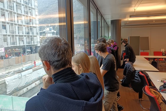 Auch die Berufe im Bauwesen wurden im Rahmen Orientierungstage beleuchtet, im Bild der Blick auf die Großbaustelle im Zentrum von Bozen (Foto: LPA/Christine Zingerle)