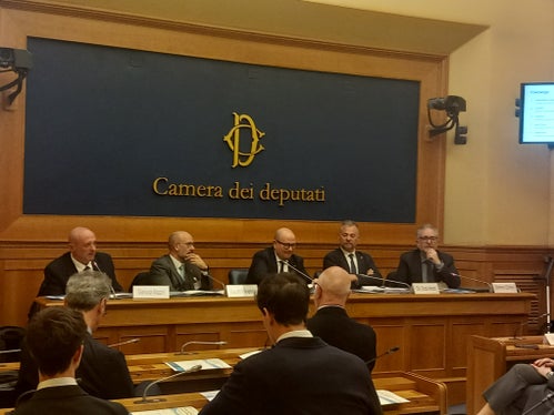 La presentazione del Decalogo nella sala stampa della Camera dei Deputati a Roma. Nella foto (da sinistra), Gianluca Mazzini (direttore generale Lepida SpA), Mauro Minenna (direttore generale ACI Informatica), Kussai Shahin (direttore generale Trentino Digitale SpA), il deputato Enzo Amich e Stefano Epifani, presidente della Fondazione per la Sostenibilità Digitale. (Foto: USP/Fondazione per la Sostenibilità Digitale)