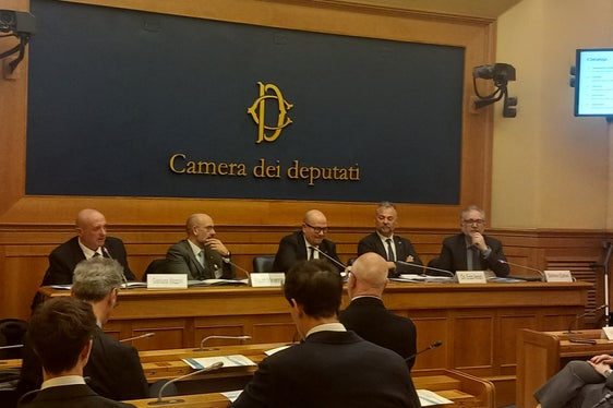 La presentazione del Decalogo nella sala stampa della Camera dei Deputati a Roma. Nella foto (da sinistra), Gianluca Mazzini (direttore generale Lepida SpA), Mauro Minenna (direttore generale ACI Informatica), Kussai Shahin (direttore generale Trentino Digitale SpA), il deputato Enzo Amich e Stefano Epifani, presidente della Fondazione per la Sostenibilità Digitale. (Foto: USP/Fondazione per la Sostenibilità Digitale)