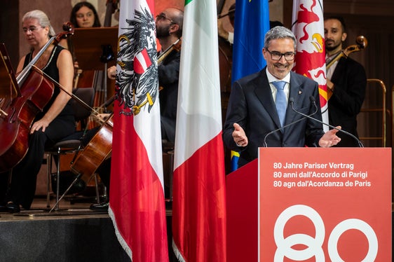 Landeshauptmann Kompatscher hob hervor, dass der Pariser Vertrag zentrale Grundpfeiler des heutigen Minderheitenschutzes festlegte. Für die Zukunft wünschte er sich ein Südtirol, das aus Vergangenem seine Lehren zieht und zuversichtlich nach vorne blickt. (Foto: LPA/Ivo Corrà)