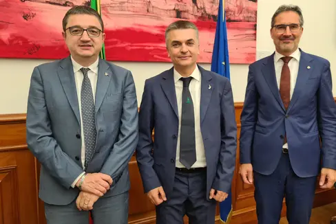 Da destra a sinistra il presidente della Provincia autonoma di Bolzano, Arno Kompatscher, il vice ministro alle Infrastrutture e ai trasportim Edoardo Rixim e il presidente del Trentino, Maurizio Fugatti (Foto: Davide Cordua)
